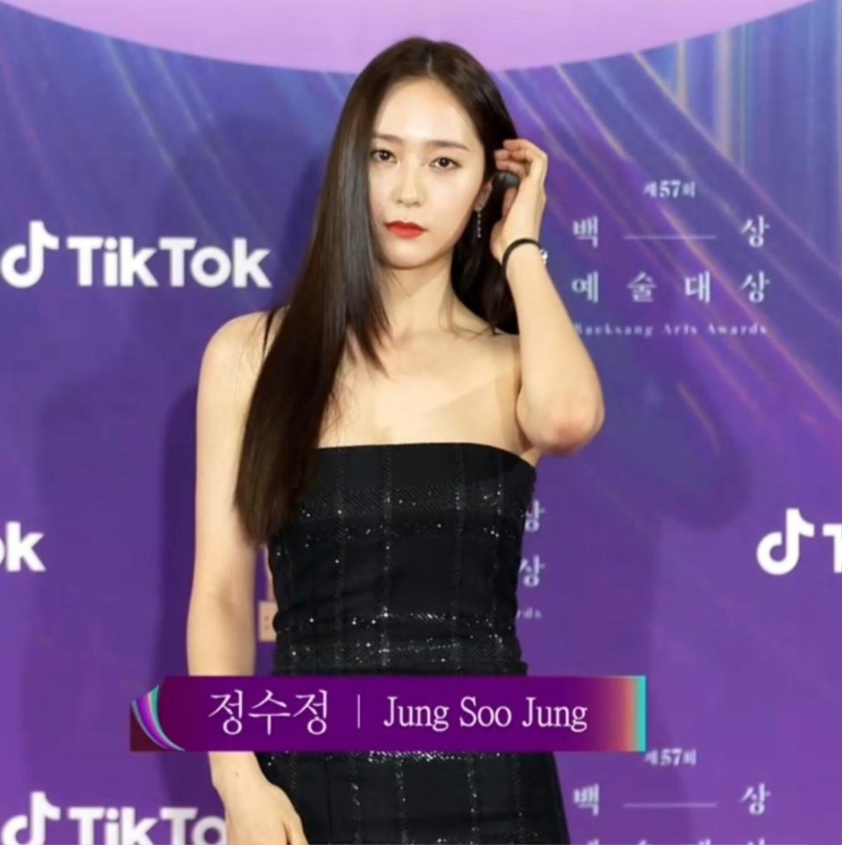 Krystal (Fx) gặp sự cố trang phục suýt lộ hàng tại thảm đỏ trao giải Baeksang 2021 Ảnh 14