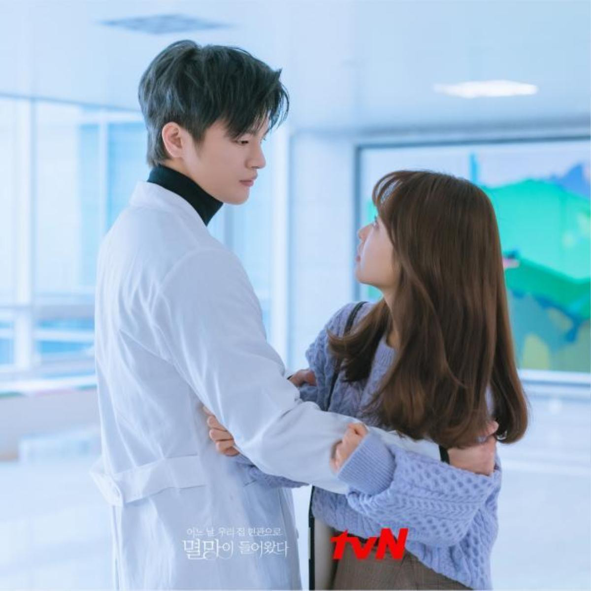 Doom at Your Service': Sau khi sống chung thì Seo In Guk cũng không thoát kiếp 'thê nô' với Park Bo Young Ảnh 2