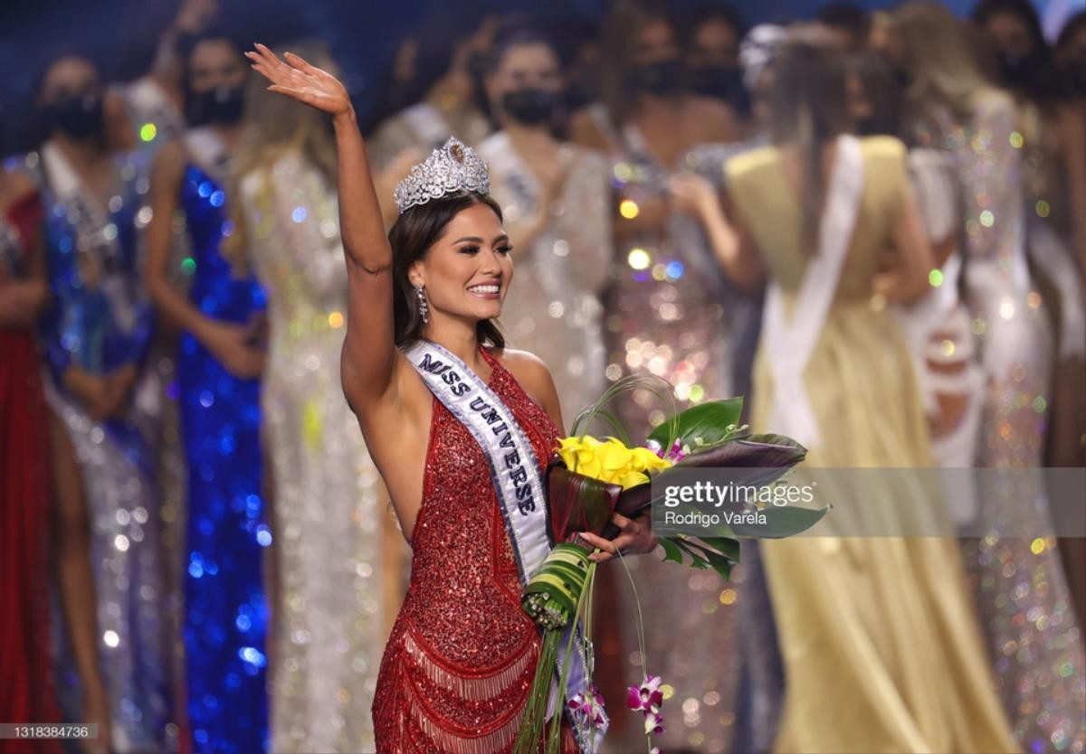 Biểu cảm 'khó chịu' của cựu Hoa hậu Hoàn vũ 2012 khi nghe Andrea Meza chiến thắng Miss Universe Ảnh 1