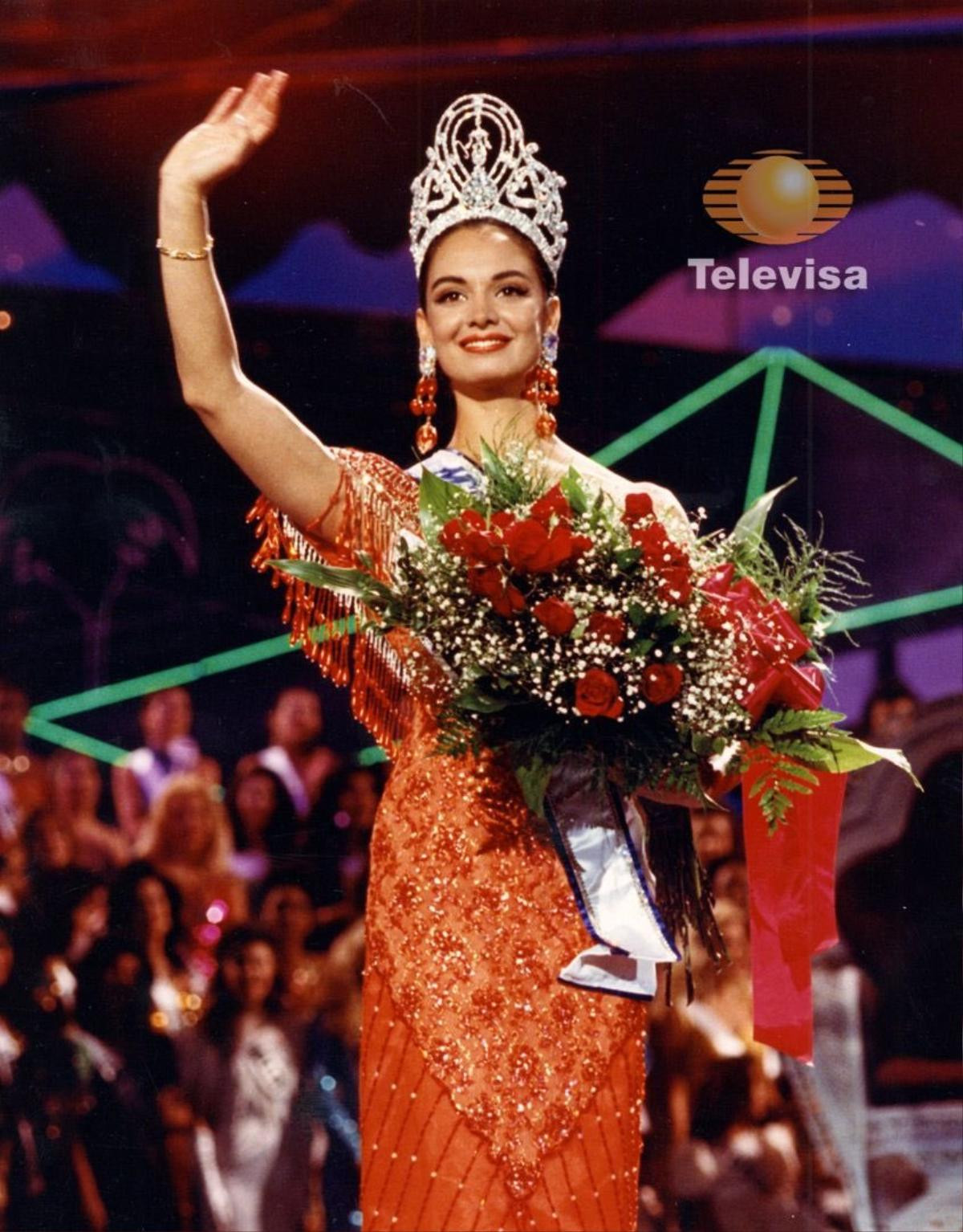 3 lần Mexico đăng quang Miss Universe với 3 bộ váy màu đỏ huyền thoại: Xứng danh tông màu phong thủy Ảnh 11