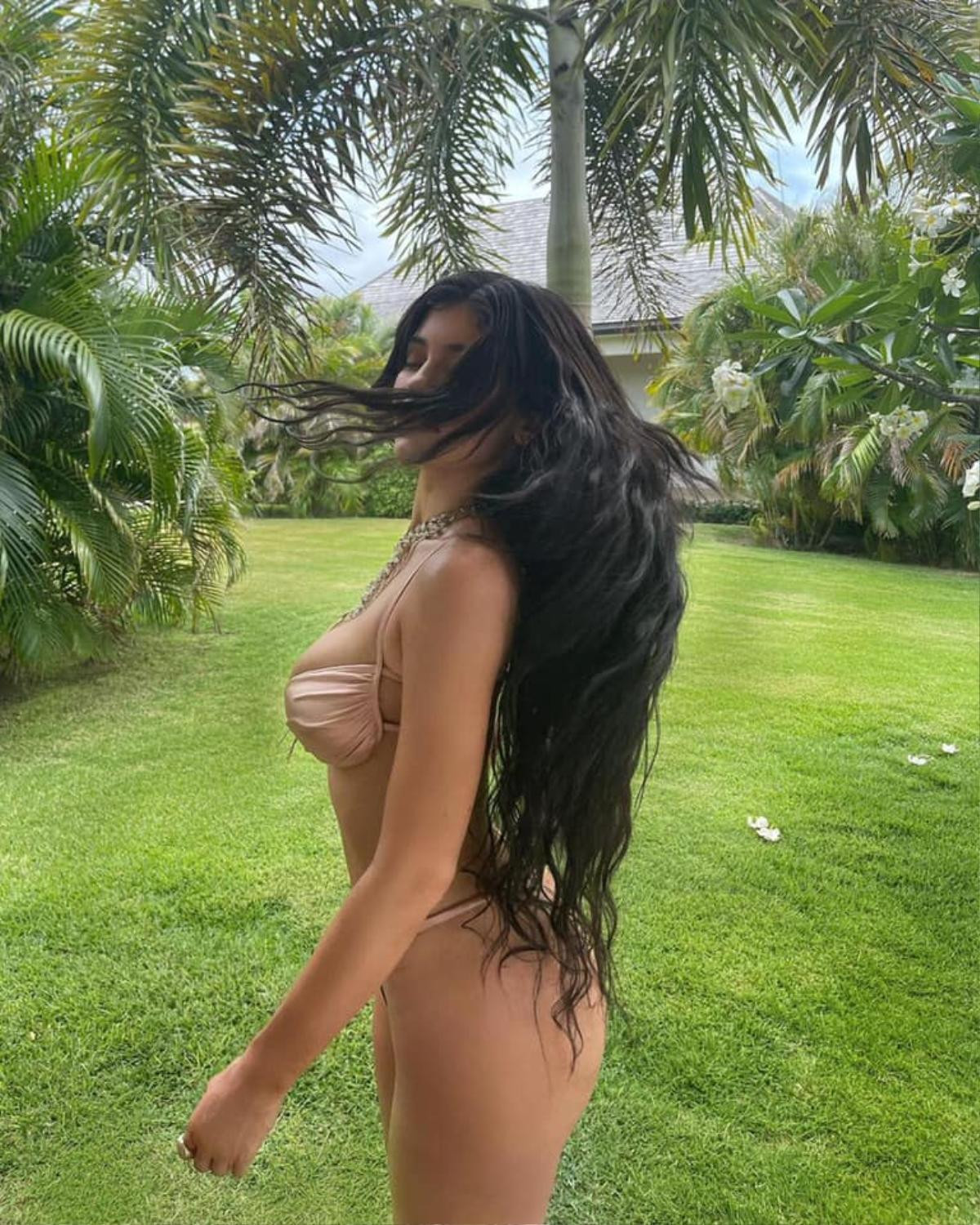 Kylie Jenner ngoi lên từ mặt nước, diện bikini óng ánh tuyệt đẹp khoe vòng 1 'nức nở' Ảnh 6