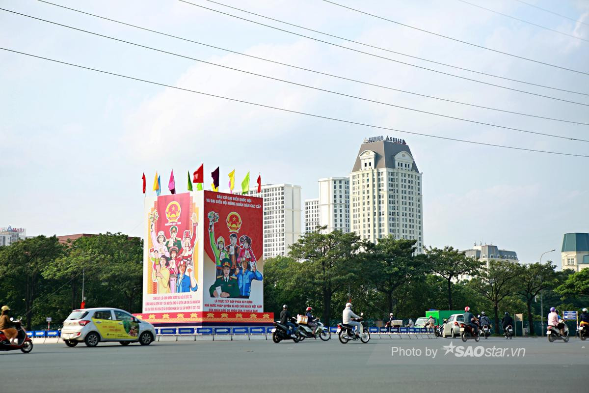 Ảnh: Đường phố Hà Nội rợp sắc cờ hoa, sẵn sàng chào đón ngày bầu cử, ngày hội toàn dân Ảnh 5