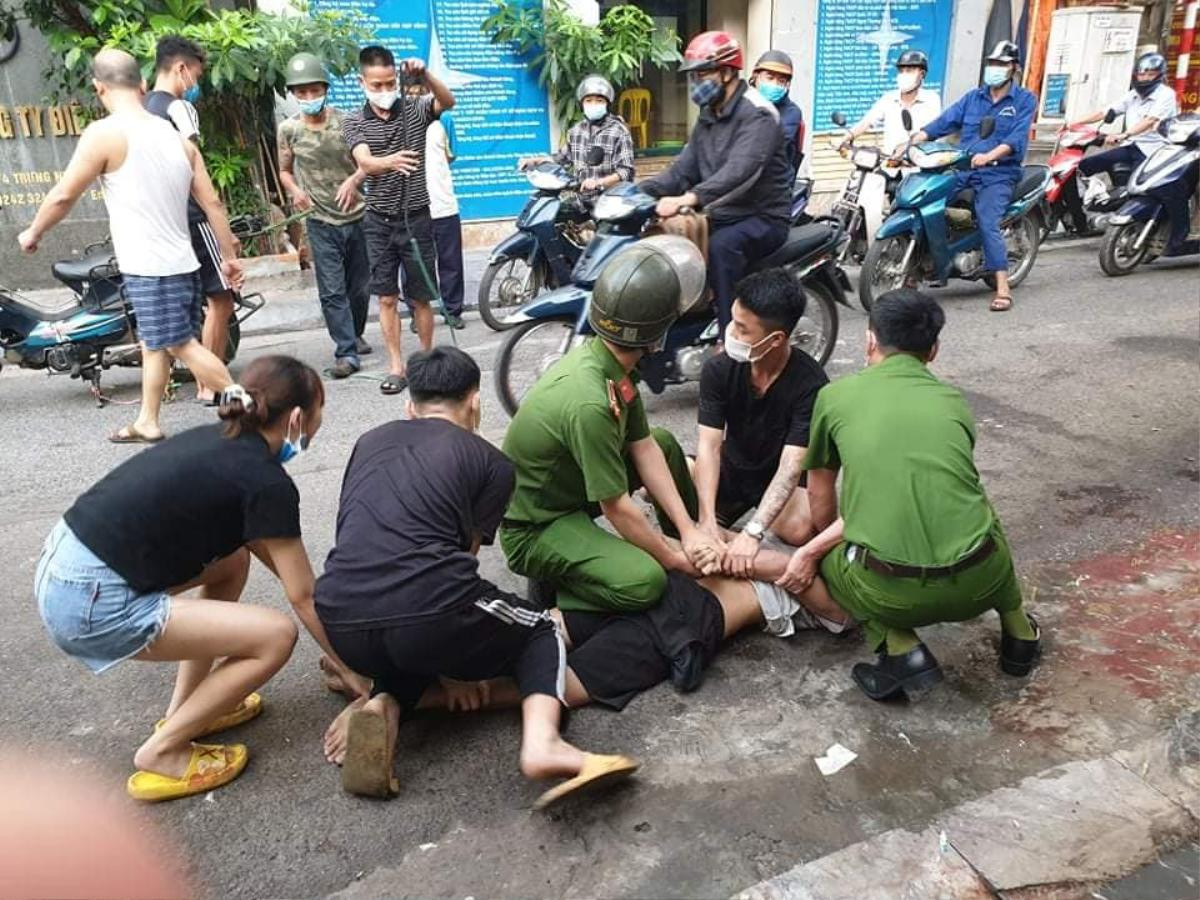 Hà Nội: Khống chế đối tượng chặn ô tô đòi tiền ra giữa đường tung lên trời, còn đánh cả công an Ảnh 2