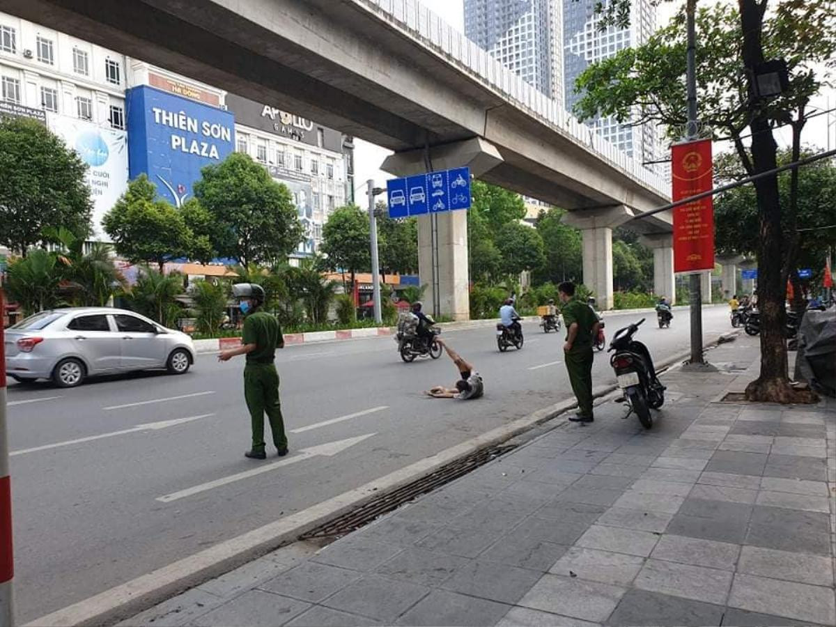 Hà Nội: Khống chế đối tượng chặn ô tô đòi tiền ra giữa đường tung lên trời, còn đánh cả công an Ảnh 1