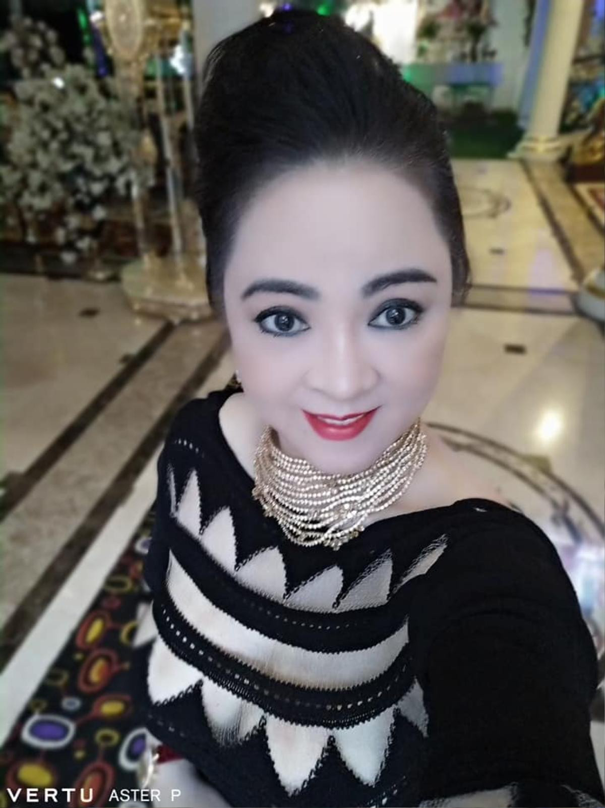 Bà Phương Hằng khoe ảnh selfie, chiếc điện thoại có giá trăm triệu đồng gây chú ý Ảnh 4