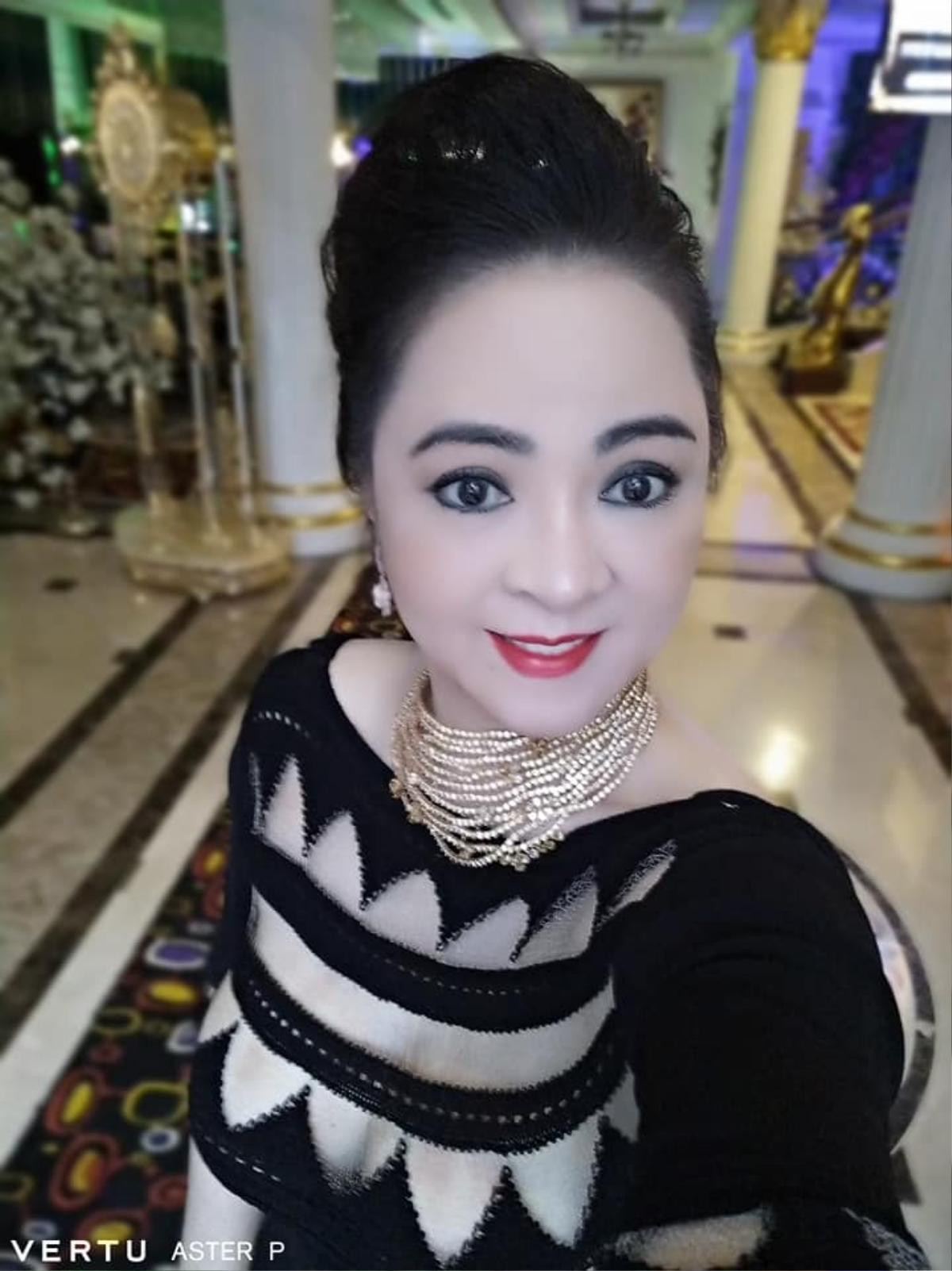 Bà Phương Hằng khoe ảnh selfie, chiếc điện thoại có giá trăm triệu đồng gây chú ý Ảnh 3