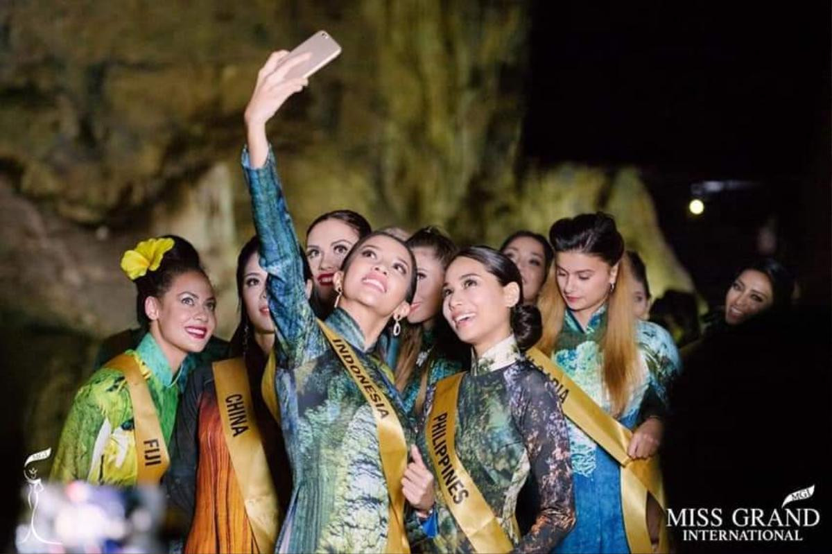 Ngắm lại BST áo dài NTK Nhật Dũng dành cho Miss Grand 2017, fan rưng rưng xúc động Ảnh 8