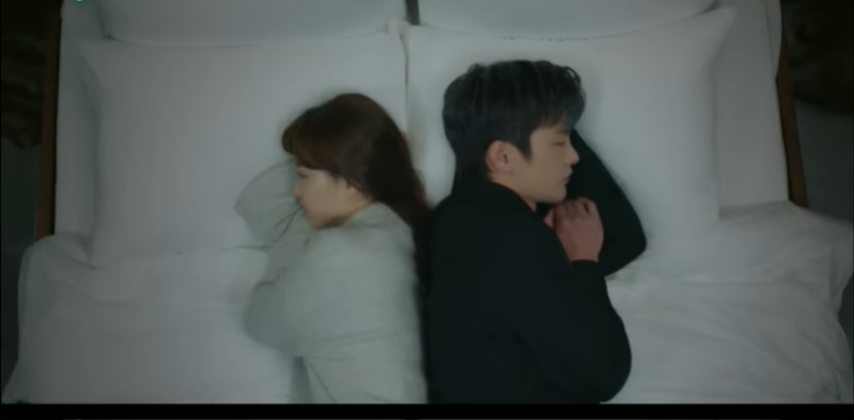 Vừa tình tứ với 'chồng hờ' Seo In Guk, Park Bo Young lại quay sang mê mẩn Lee Dong Wook trong phim mới Ảnh 1