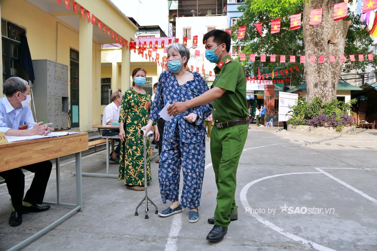 Ảnh: Hà Nội rộn ràng ngày hội lớn toàn dân, cử tri háo hức đi bầu cử từ sớm Ảnh 2