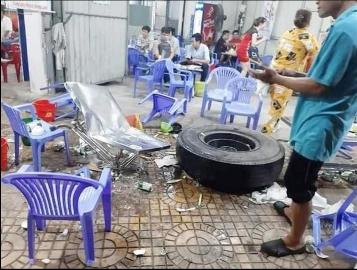 Đang ngồi ăn uống trên vỉa hè, thực khách bỏ chạy tán loạn vì bị lốp ô tô văng trúng Ảnh 3