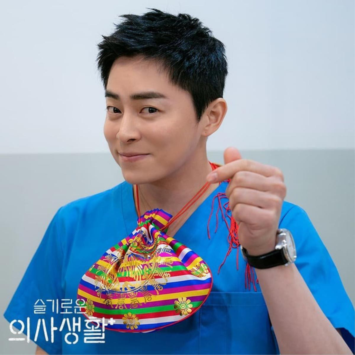 Jo Jung Suk trở lại là một nhạc trưởng vui vẻ và bác sĩ nhân ái trong 'Hospital Playlist 2' Ảnh 2