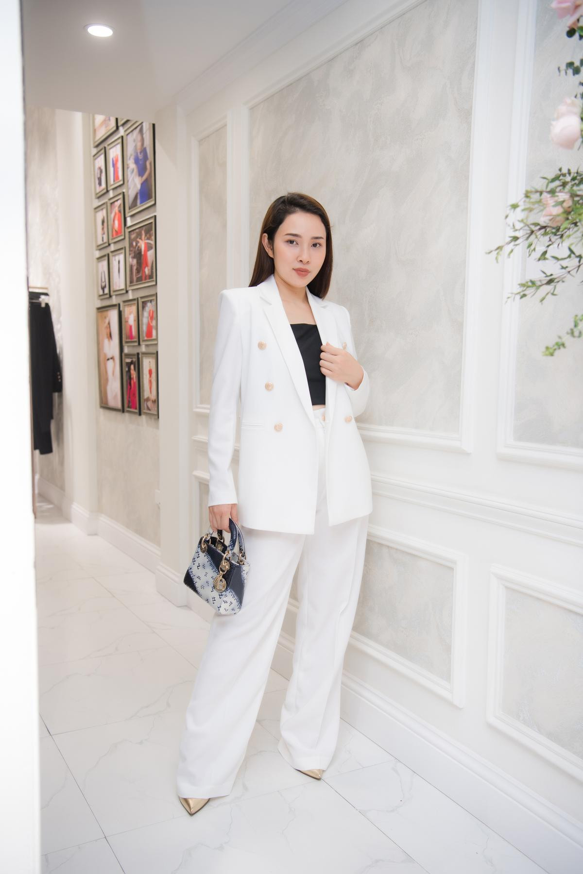 Mặc suit thanh lịch mà vẫn quyến rũ như Bảo Trâm Idol Ảnh 3