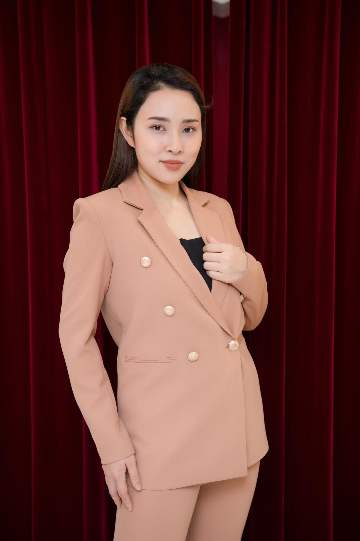 Mặc suit thanh lịch mà vẫn quyến rũ như Bảo Trâm Idol Ảnh 5