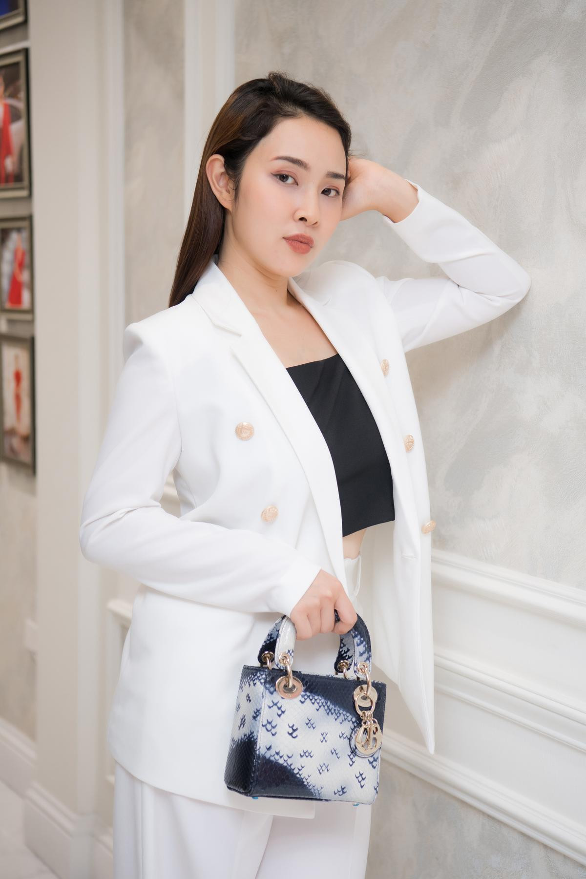 Mặc suit thanh lịch mà vẫn quyến rũ như Bảo Trâm Idol Ảnh 4