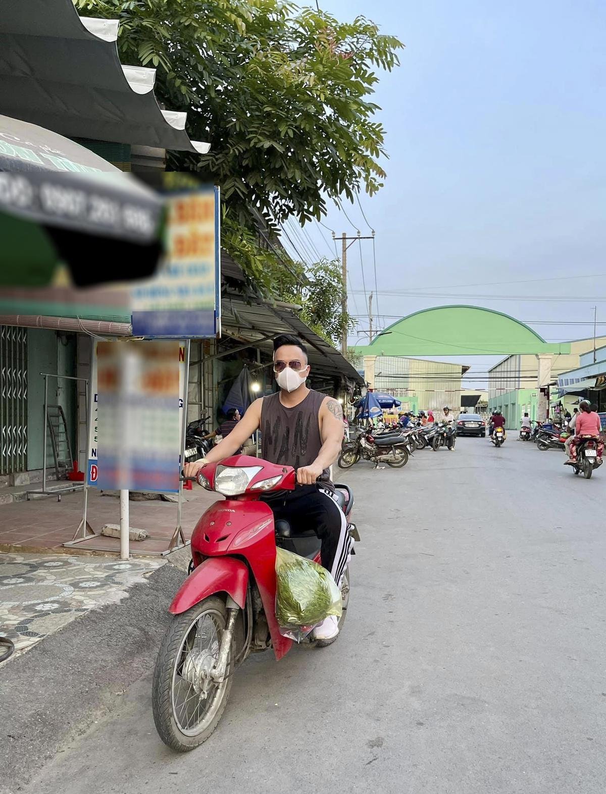 Bị chê trách vì chạy xe không đội mũ bảo hiểm, Cao Thái Sơn lên tiếng đính chính Ảnh 2