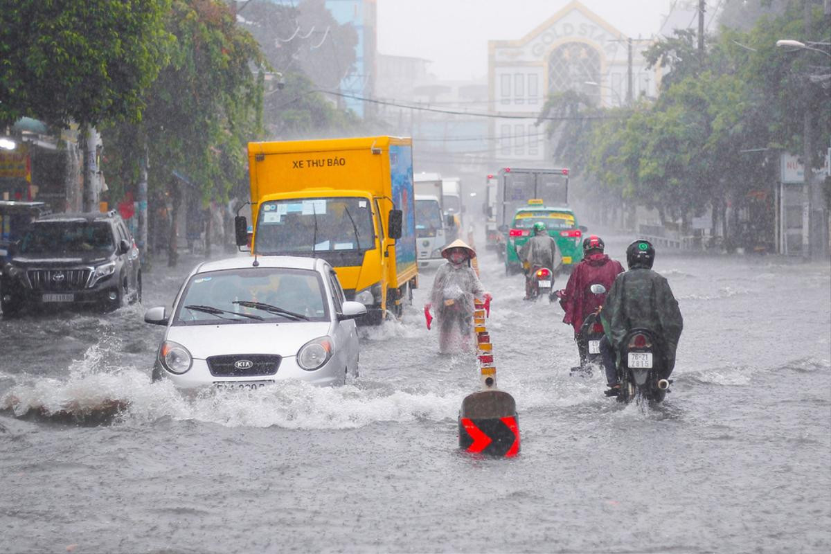 Mưa như trút nước suốt 5 giờ đồng hồ, người dân TP.HCM chật vật di chuyển vì nhiều nơi ngập sâu Ảnh 5