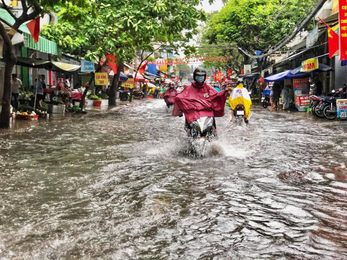 Mưa như trút nước suốt 5 giờ đồng hồ, người dân TP.HCM chật vật di chuyển vì nhiều nơi ngập sâu Ảnh 6