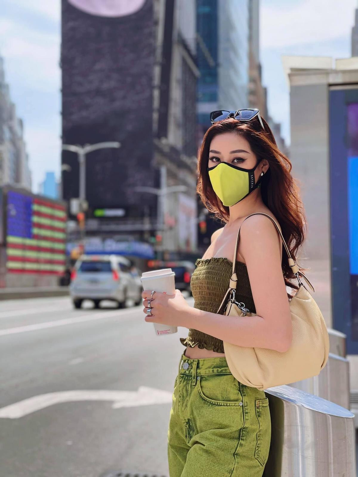 Hoa hậu Khánh Vân với streetstyle giản dị nhưng vẫn sáng bừng đường phố New York Ảnh 1