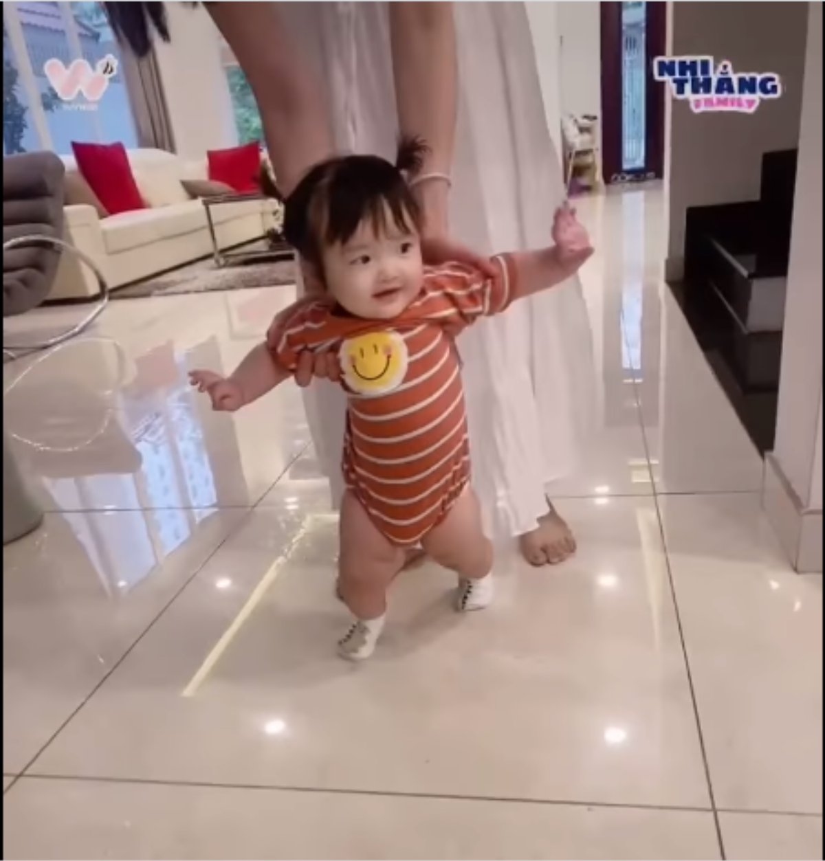 Đông Nhi khoe clip tập đi cho con gái, vẻ ngoài của bé Winnie khiến ai nhìn cũng yêu Ảnh 4