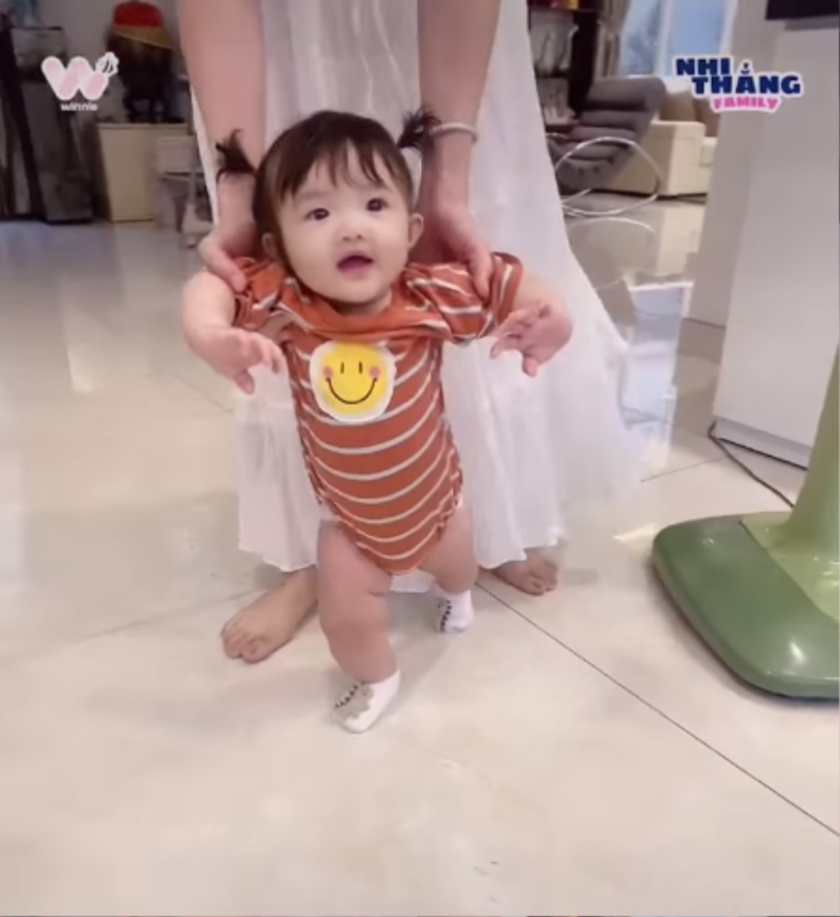 Đông Nhi khoe clip tập đi cho con gái, vẻ ngoài của bé Winnie khiến ai nhìn cũng yêu Ảnh 5