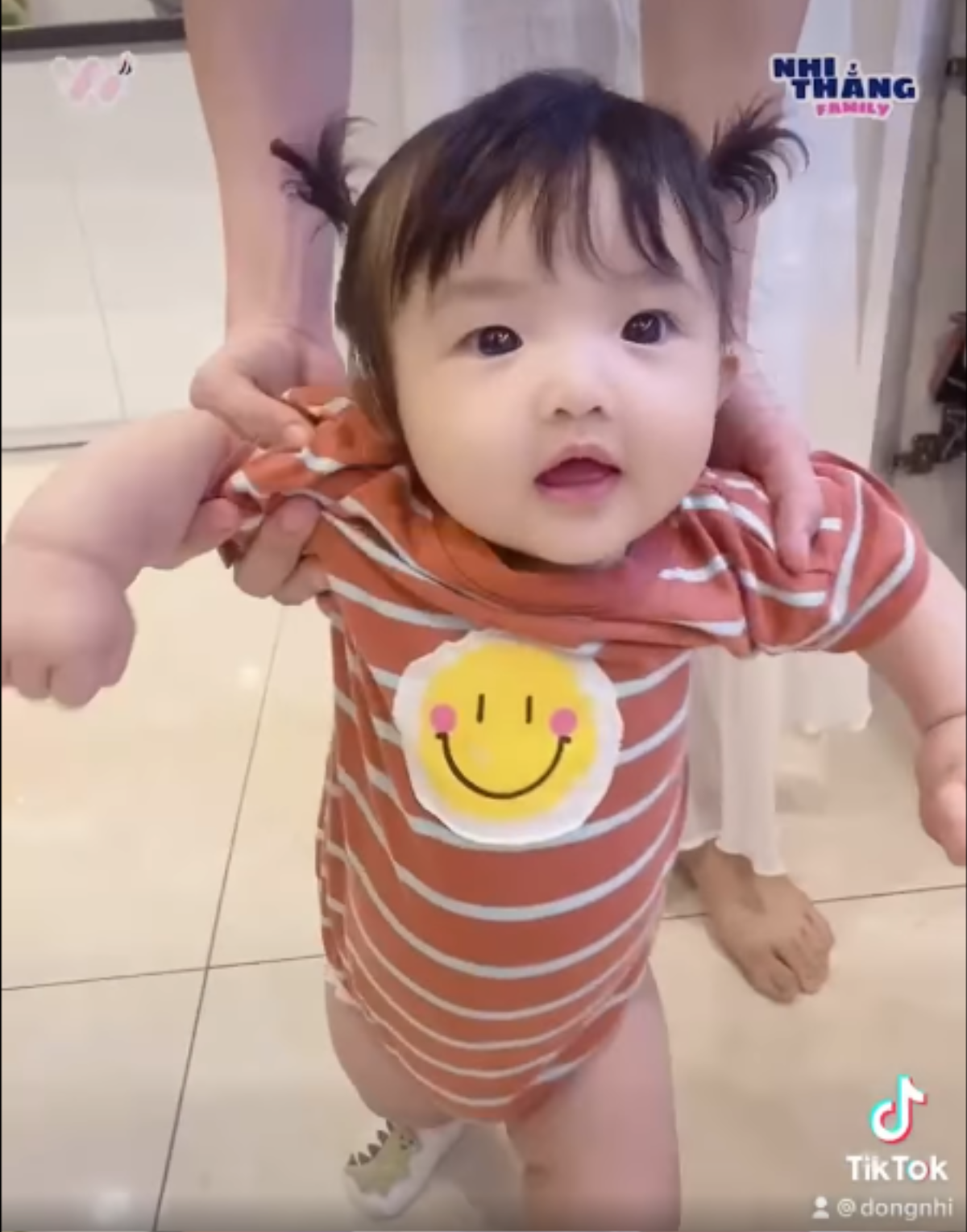 Đông Nhi khoe clip tập đi cho con gái, vẻ ngoài của bé Winnie khiến ai nhìn cũng yêu Ảnh 6