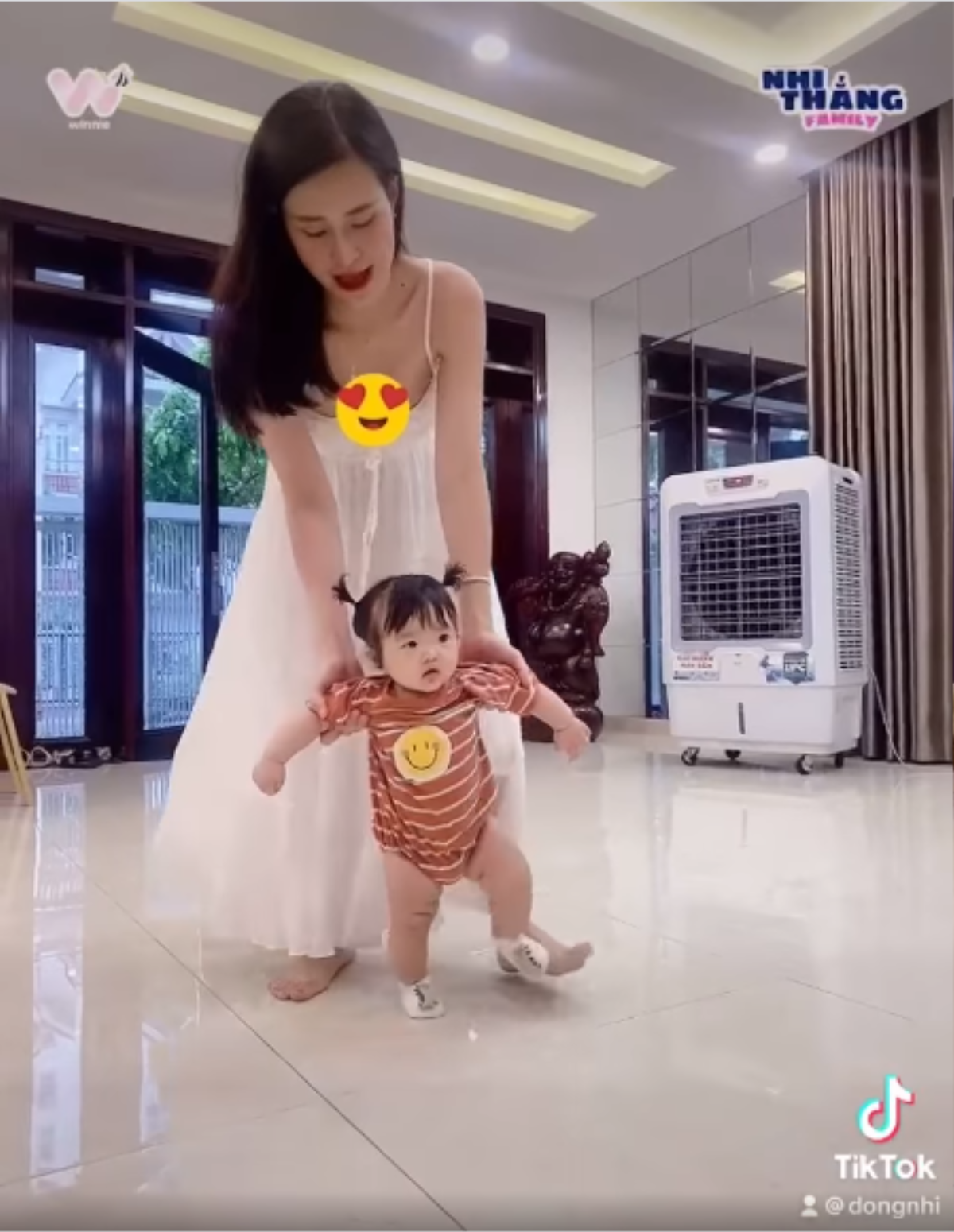 Đông Nhi khoe clip tập đi cho con gái, vẻ ngoài của bé Winnie khiến ai nhìn cũng yêu Ảnh 2