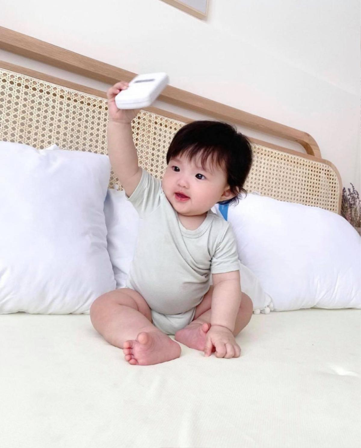 Đông Nhi khoe clip tập đi cho con gái, vẻ ngoài của bé Winnie khiến ai nhìn cũng yêu Ảnh 8