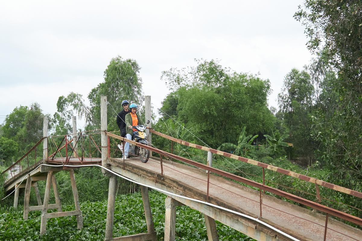 Á hậu Kim Duyên ra sức hướng về giáo dục, ăn mặc giản dị trao nhà tình thương cho học sinh nghèo vượt khó Ảnh 5