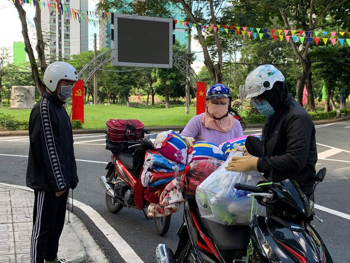 Sinh viên rời ký túc xá ĐHQG để làm khu cách ly, phòng chống dịch COVID-19 Ảnh 9