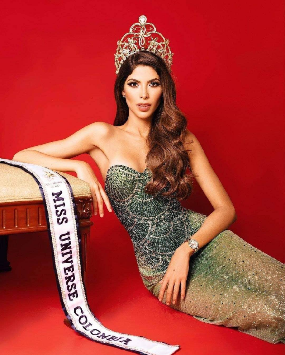 'Hít drama' ở Miss Universe 2020: Đại diện Chile mới là 'thánh chơi dơ' khi cắt váy của Colombia Ảnh 1