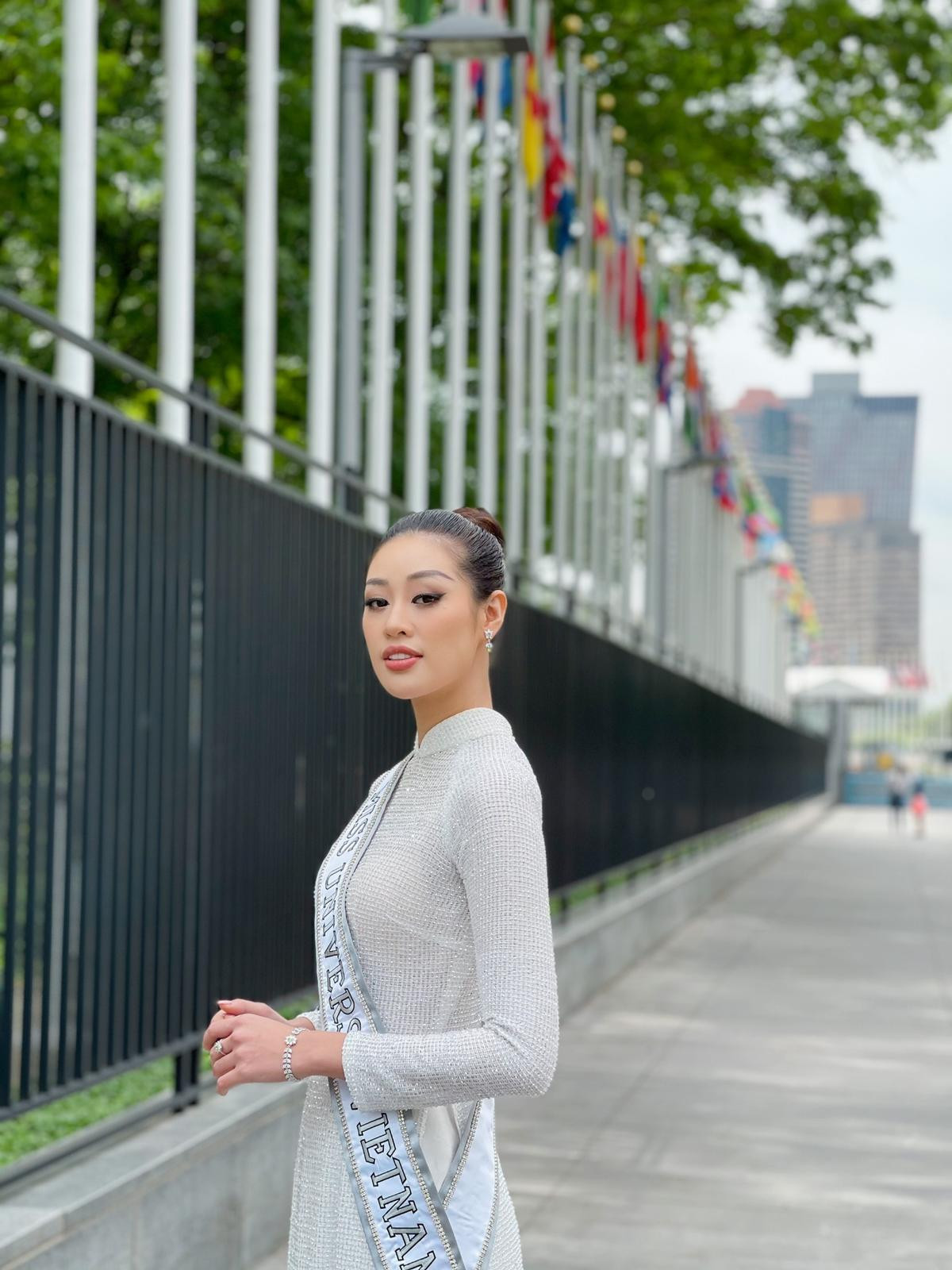 Top 21 Miss Universe - Khánh Vân thả dáng kiêu sa, tỏa sáng rực rỡ với áo dài truyền thống ở trời Tây Ảnh 4