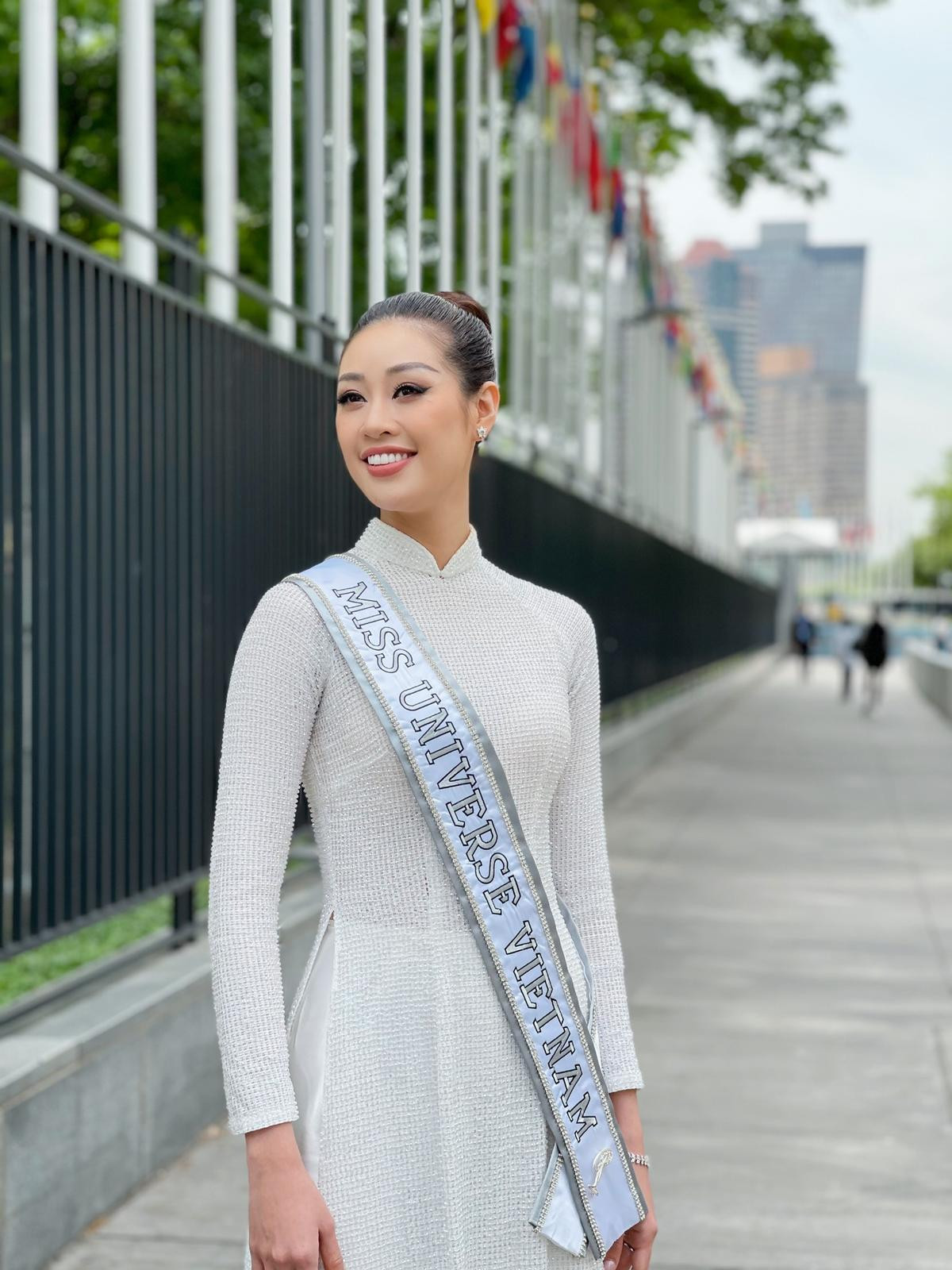 Top 21 Miss Universe - Khánh Vân thả dáng kiêu sa, tỏa sáng rực rỡ với áo dài truyền thống ở trời Tây Ảnh 2