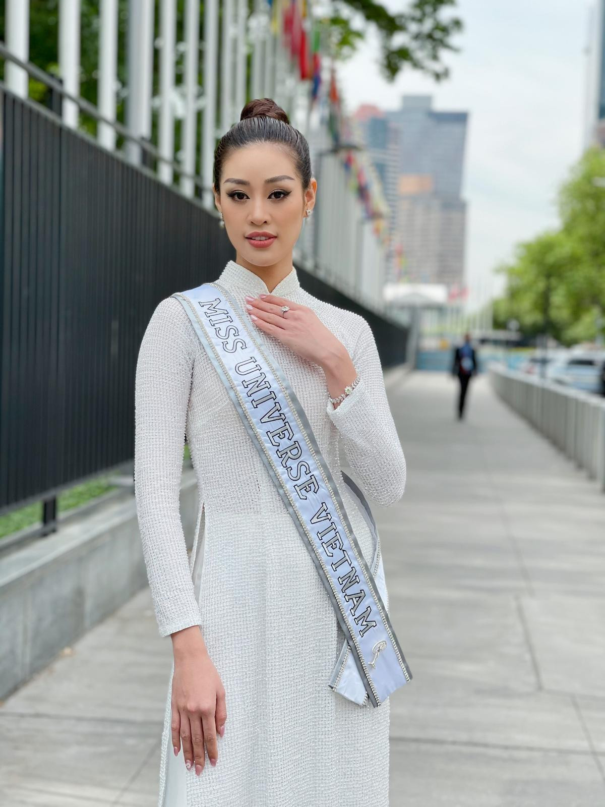 Top 21 Miss Universe - Khánh Vân thả dáng kiêu sa, tỏa sáng rực rỡ với áo dài truyền thống ở trời Tây Ảnh 3