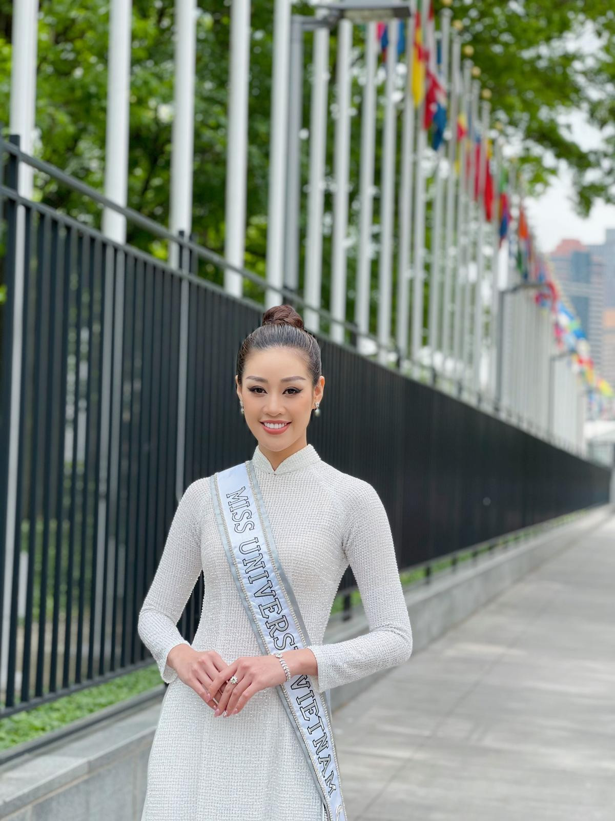 Top 21 Miss Universe - Khánh Vân thả dáng kiêu sa, tỏa sáng rực rỡ với áo dài truyền thống ở trời Tây Ảnh 5