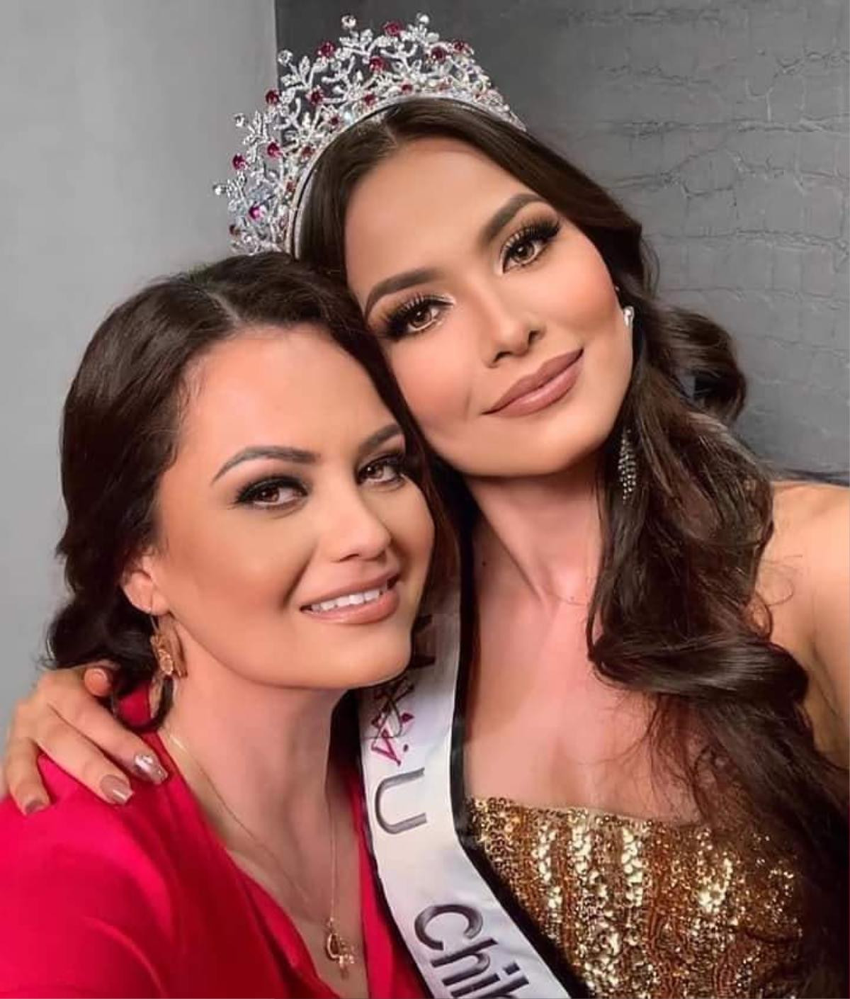 Ai khổ như tân Miss Universe, bị fan chê già gần bằng mẹ khi khoe ảnh chụp chung Ảnh 1