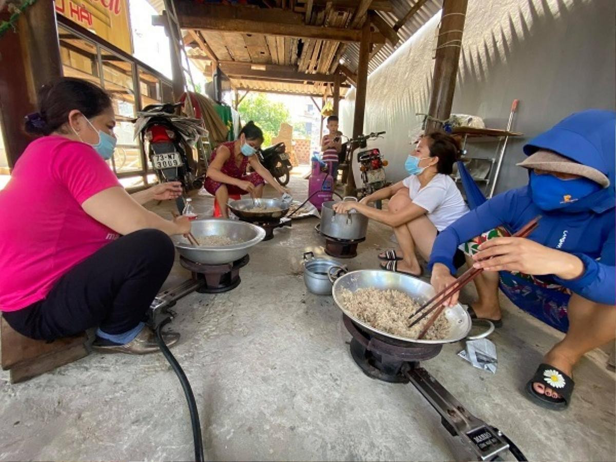 Nắng như đổ lửa, bà con Quảng Bình vẫn miệt mài làm chà bông gửi tặng tuyến đầu chống dịch ở Bắc Giang Ảnh 4