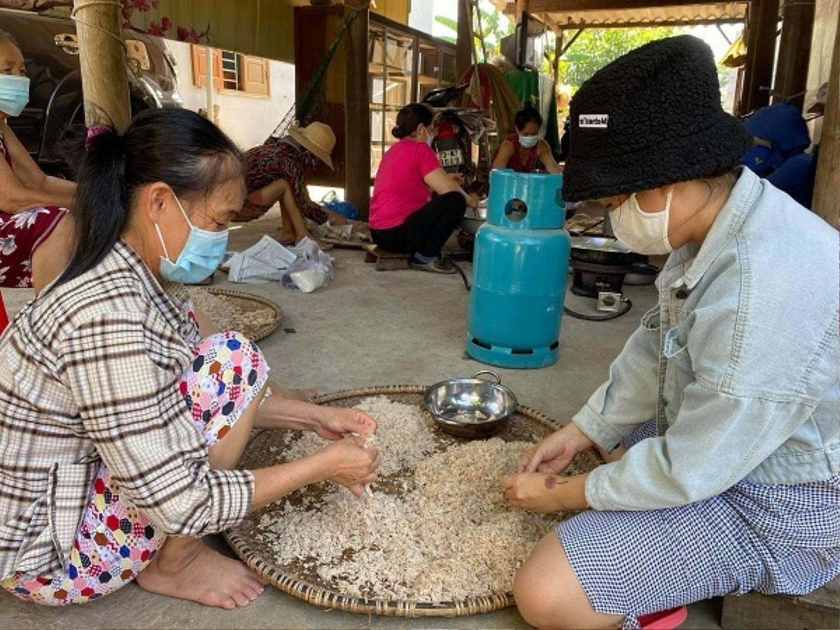 Nắng như đổ lửa, bà con Quảng Bình vẫn miệt mài làm chà bông gửi tặng tuyến đầu chống dịch ở Bắc Giang Ảnh 2