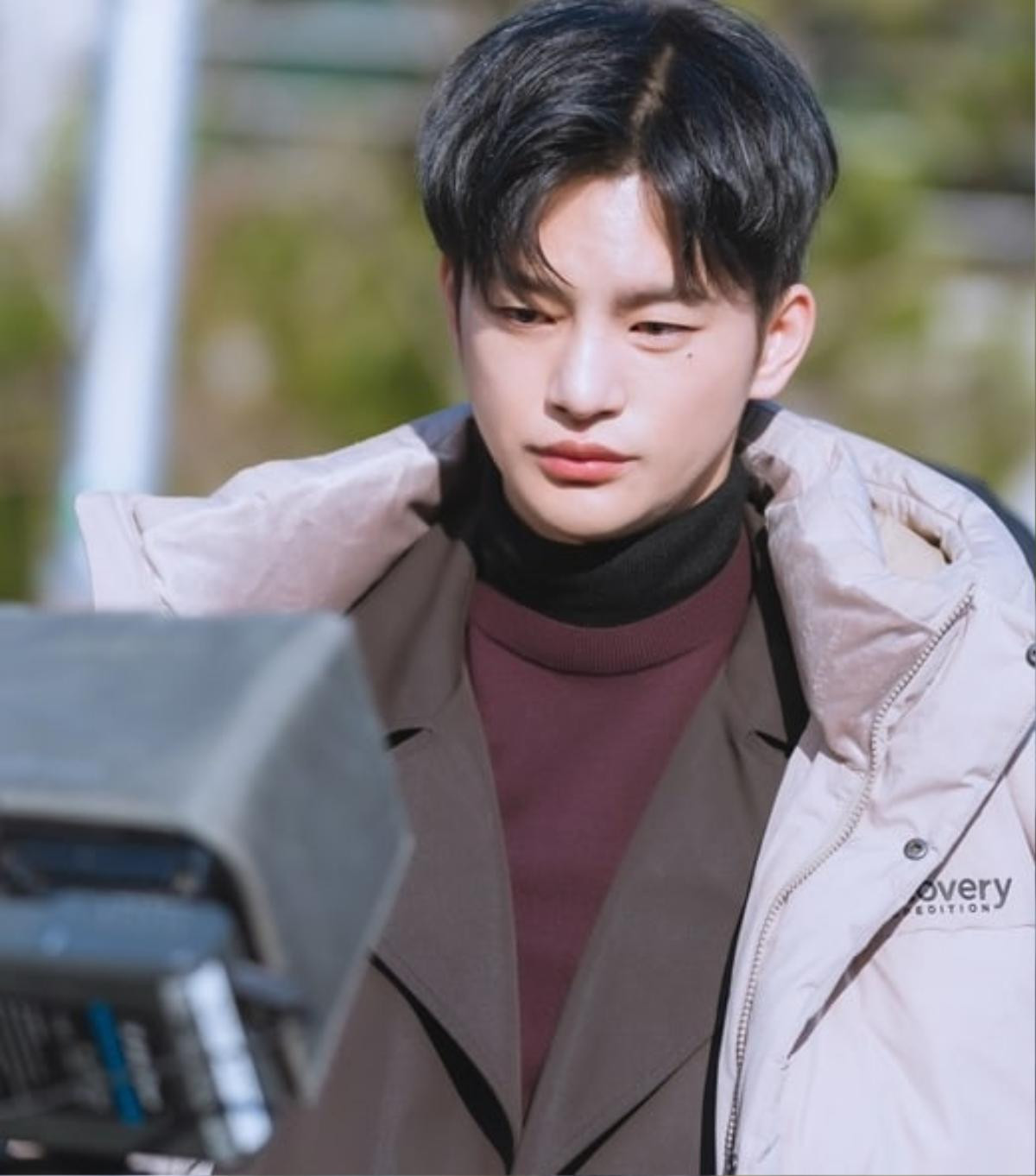 Seo In Guk lạnh lùng trên phim là thế, ai ngờ sau hậu trường lại thành một nam thần đáng yêu muốn xỉu Ảnh 11