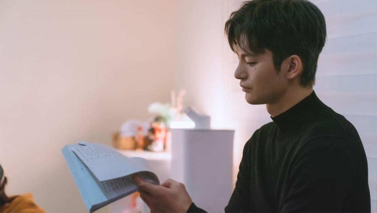 Seo In Guk lạnh lùng trên phim là thế, ai ngờ sau hậu trường lại thành một nam thần đáng yêu muốn xỉu Ảnh 8