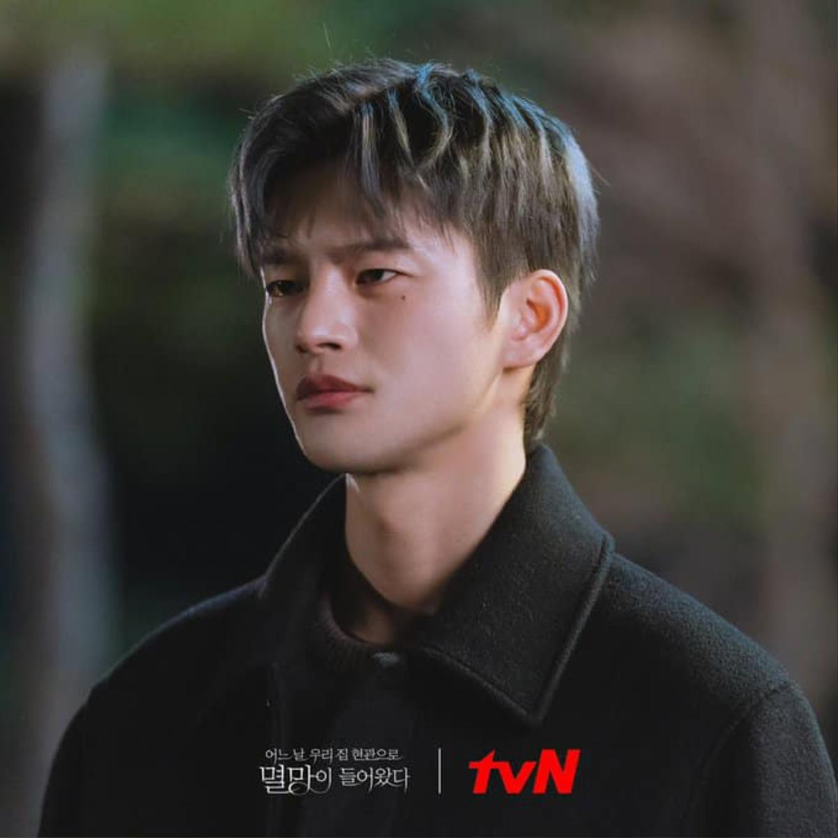 Seo In Guk lạnh lùng trên phim là thế, ai ngờ sau hậu trường lại thành một nam thần đáng yêu muốn xỉu Ảnh 4