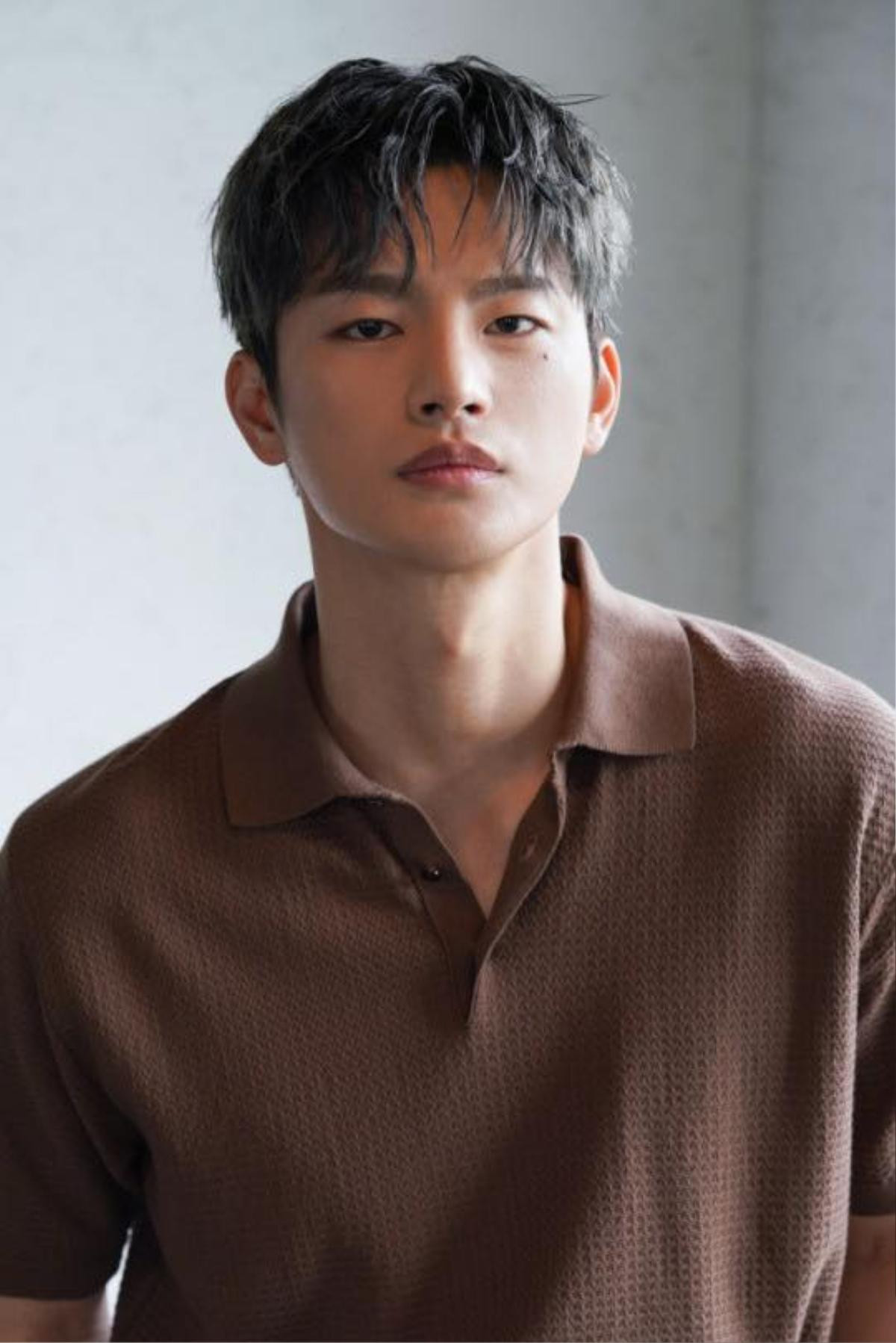 Seo In Guk lạnh lùng trên phim là thế, ai ngờ sau hậu trường lại thành một nam thần đáng yêu muốn xỉu Ảnh 9