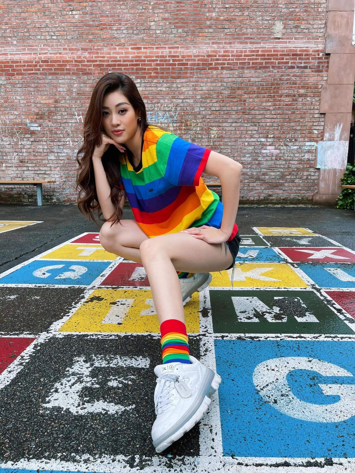 Khánh Vân ủng hộ cộng đồng LGBTQ+, diện đồ lục sắc khẳng định 'yêu là yêu' Ảnh 1