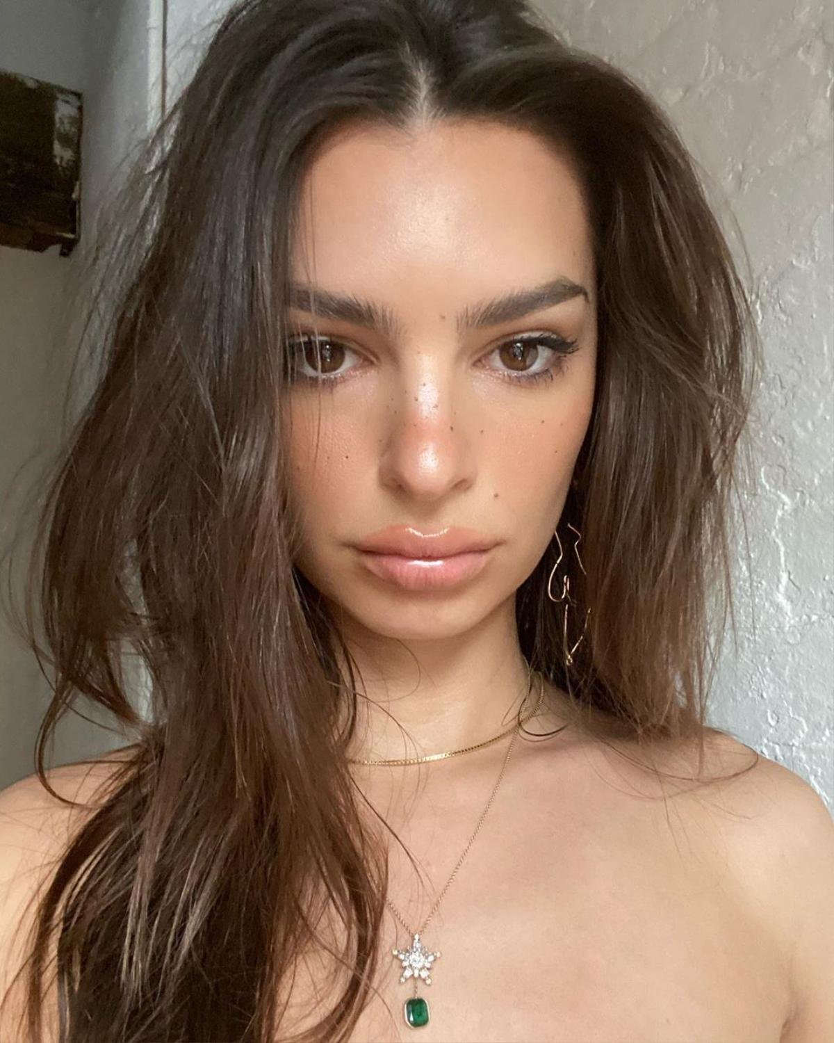 Bí quyết làm đẹp của 'bà mẹ bỉm sữa' nóng bỏng nhất nhì Hollywood Emily Ratajkowski Ảnh 2