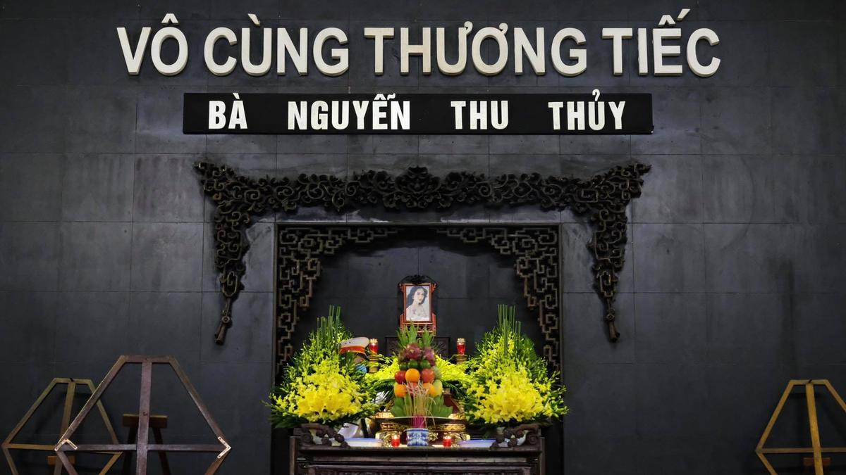 Đám tang Hoa hậu Thu Thủy: Hai con bật khóc, thẫn thờ bên di hài của mẹ Ảnh 2