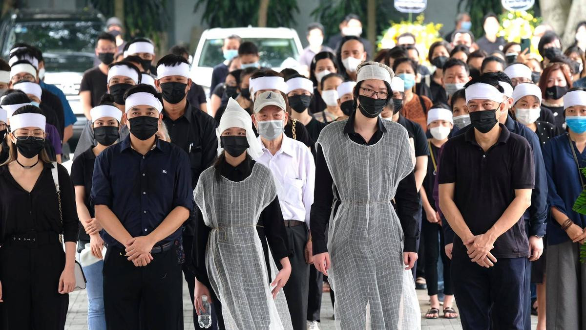 Đám tang Hoa hậu Thu Thủy: Hai con bật khóc, thẫn thờ bên di hài của mẹ Ảnh 4