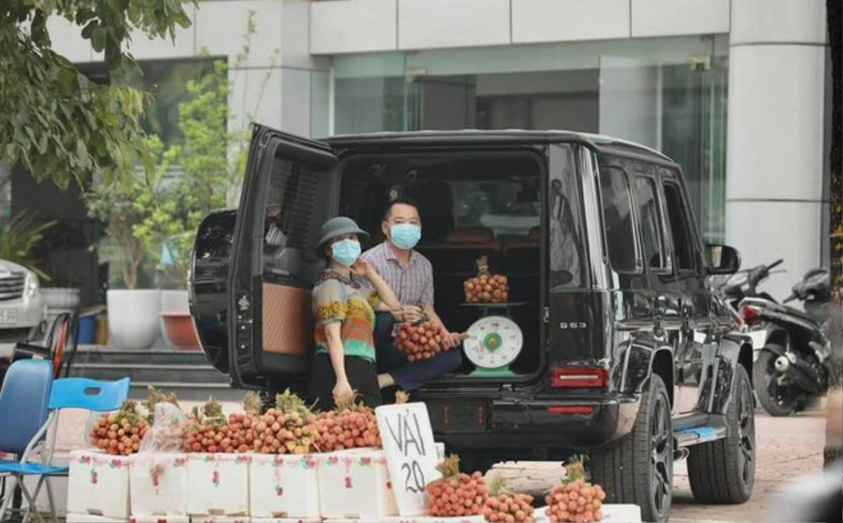 Vợ chồng ông chú ngồi 'siêu xe' bán vải thiều Bắc Giang khiến dân tình xuýt xoa: 'Bán hàng vì đam mê' Ảnh 1