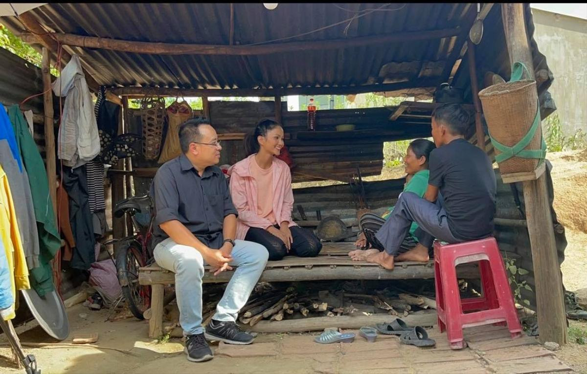 H'Hen Niê lan tỏa thông điệp 'Tôi chọn giáo dục': Trao nhà tình thương, gửi quà tri thức cho trẻ em nghèo Ảnh 2