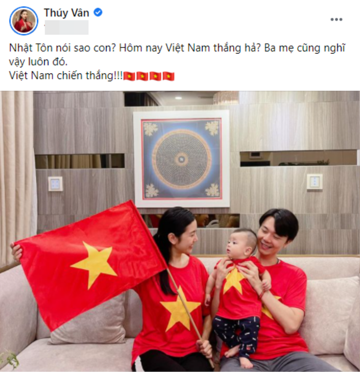 Khánh Vân - Tiểu Vy - Thúy Vân - Huyền My đồng loạt mặc áo cờ đỏ sao vàng cổ vũ đội tuyển Việt Nam Ảnh 6