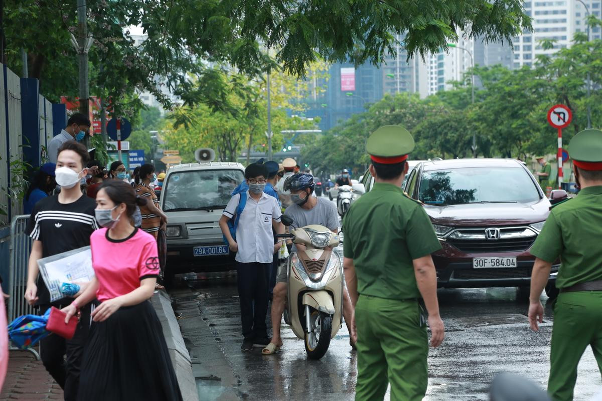 Sáng sớm mưa như trút nước, phụ huynh Hà Nội đội mưa đưa con đi thi vào lớp 10 Ảnh 12