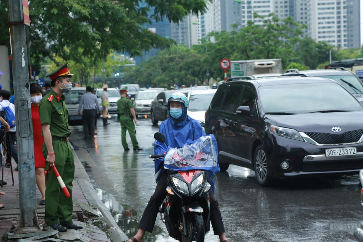 Sáng sớm mưa như trút nước, phụ huynh Hà Nội đội mưa đưa con đi thi vào lớp 10 Ảnh 5